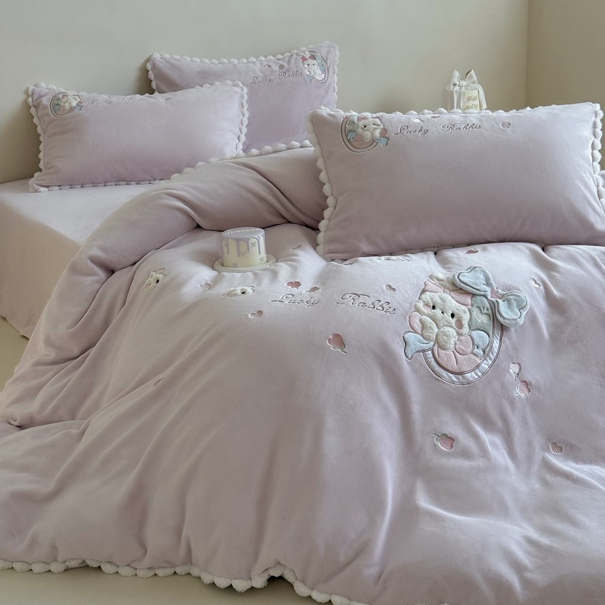 91家纺网 家纺一手货源 找家纺 （总）艾唯希家纺 2025新款超柔高克重牛奶绒贴布绣工艺四件套-可爱兔系列