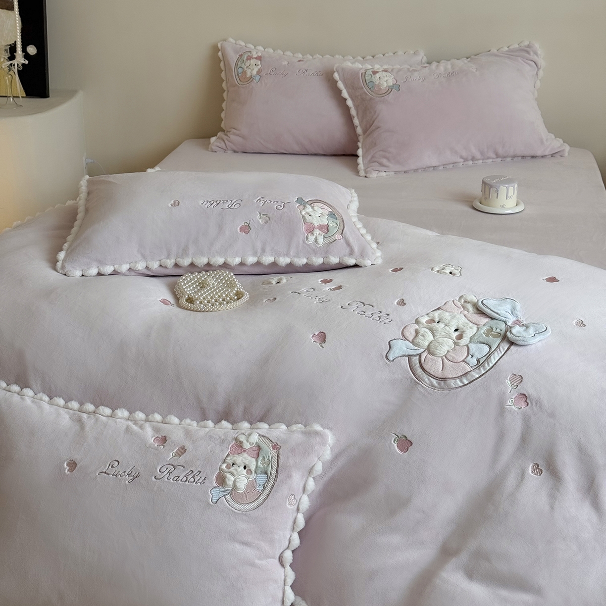 91家纺网 家纺一手货源 找家纺 （总）艾唯希家纺 2025新款超柔高克重牛奶绒贴布绣工艺四件套-可爱兔系列