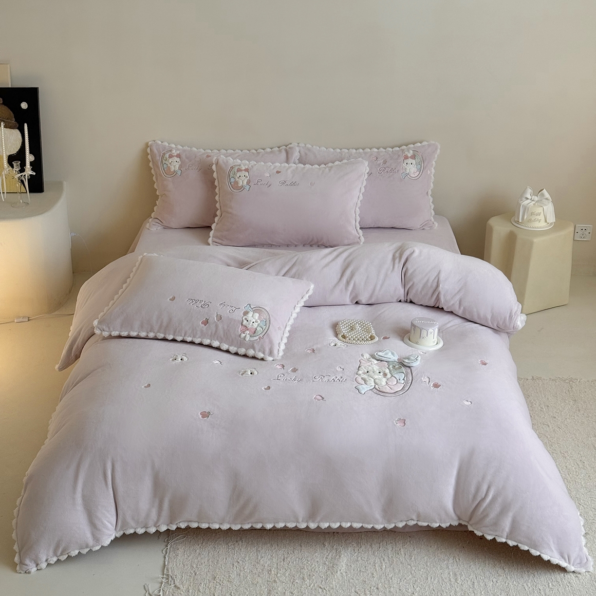 91家纺网 家纺一手货源 找家纺 （总）艾唯希家纺 2025新款超柔高克重牛奶绒贴布绣工艺四件套-可爱兔系列