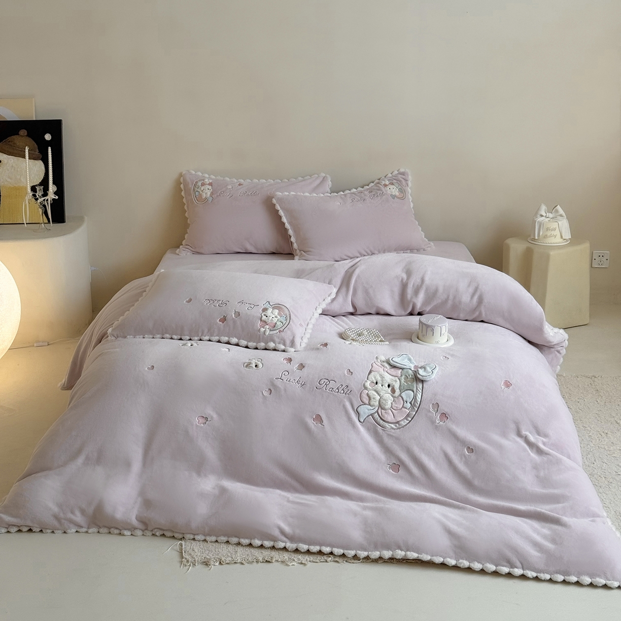 91家纺网 家纺一手货源 找家纺 （总）艾唯希家纺 2025新款超柔高克重牛奶绒贴布绣工艺四件套-可爱兔系列