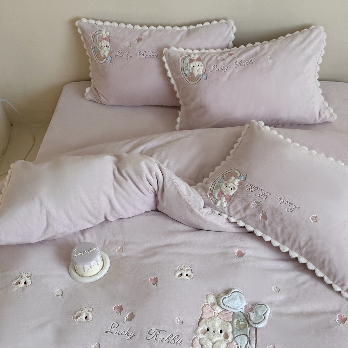 91家纺网 家纺一手货源 找家纺 （总）艾唯希家纺 2025新款超柔高克重牛奶绒贴布绣工艺四件套-可爱兔系列