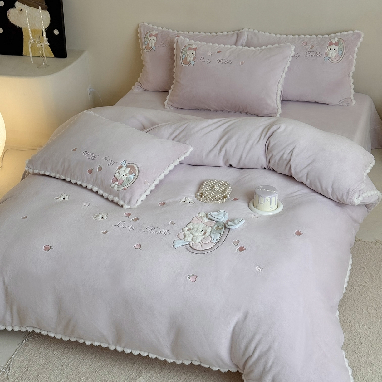 91家纺网 家纺一手货源 找家纺 （总）艾唯希家纺 2025新款超柔高克重牛奶绒贴布绣工艺四件套-可爱兔系列