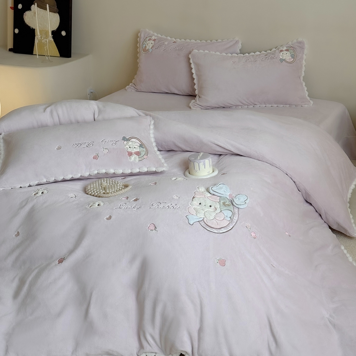 91家纺网 家纺一手货源 找家纺 （总）艾唯希家纺 2025新款超柔高克重牛奶绒贴布绣工艺四件套-可爱兔系列