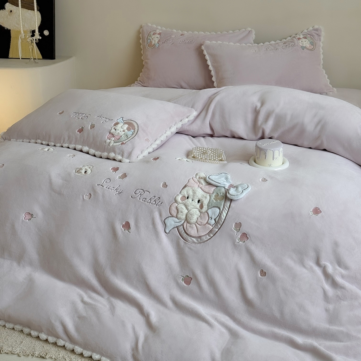 91家纺网 家纺一手货源 找家纺 （总）艾唯希家纺 2025新款超柔高克重牛奶绒贴布绣工艺四件套-可爱兔系列