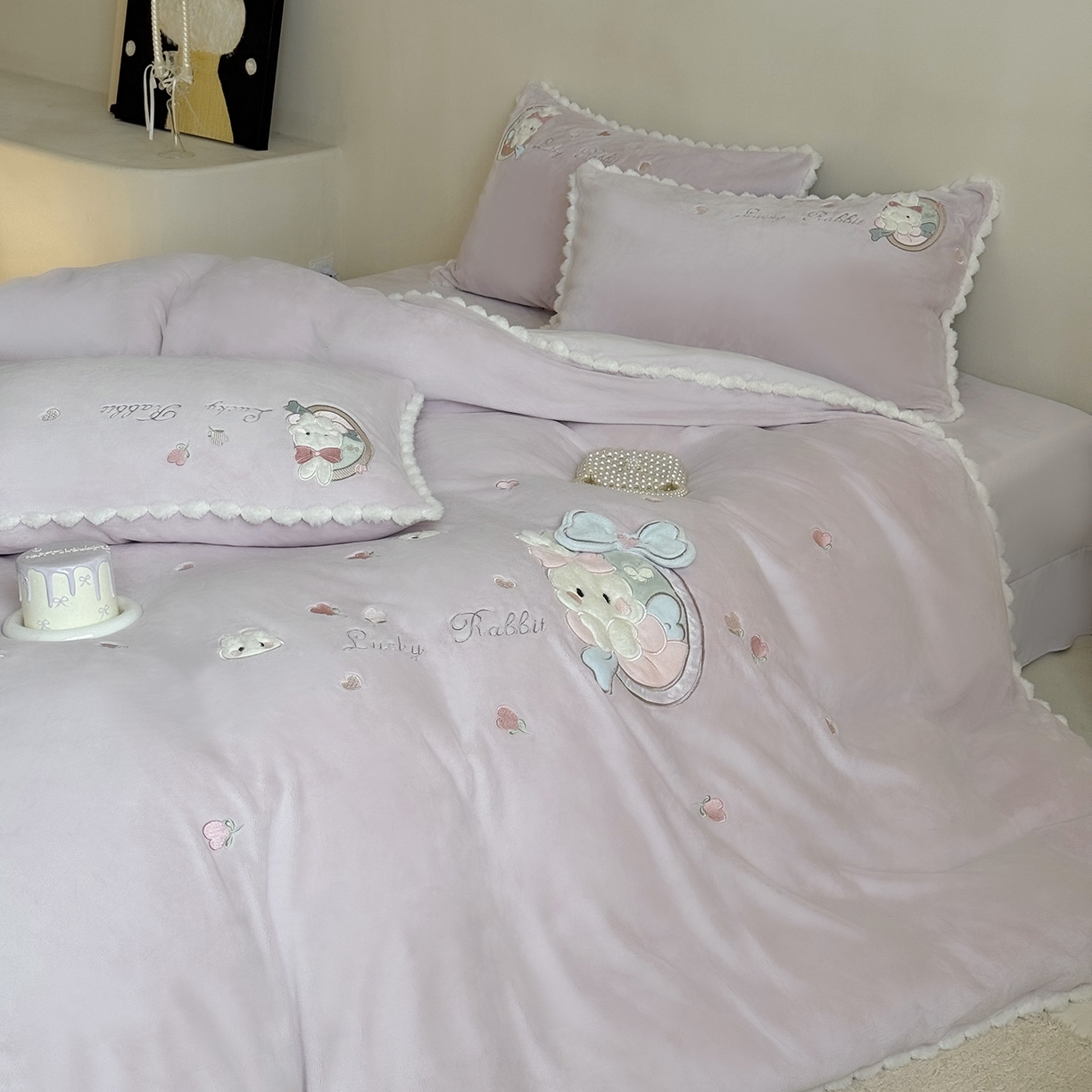 91家纺网 家纺一手货源 找家纺 （总）艾唯希家纺 2025新款超柔高克重牛奶绒贴布绣工艺四件套-可爱兔系列