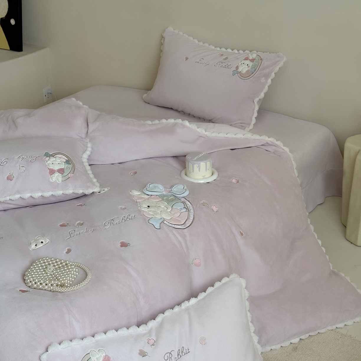 91家纺网 家纺一手货源 找家纺 （总）艾唯希家纺 2025新款超柔高克重牛奶绒贴布绣工艺四件套-可爱兔系列