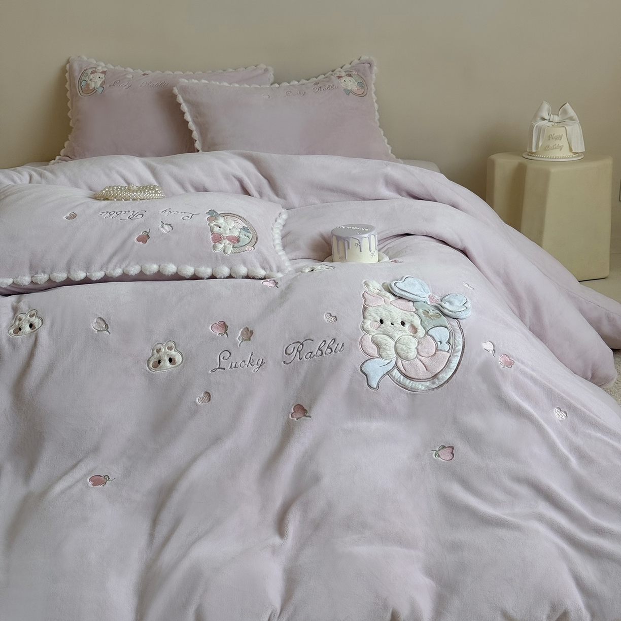 91家纺网 家纺一手货源 找家纺 （总）艾唯希家纺 2025新款超柔高克重牛奶绒贴布绣工艺四件套-可爱兔系列