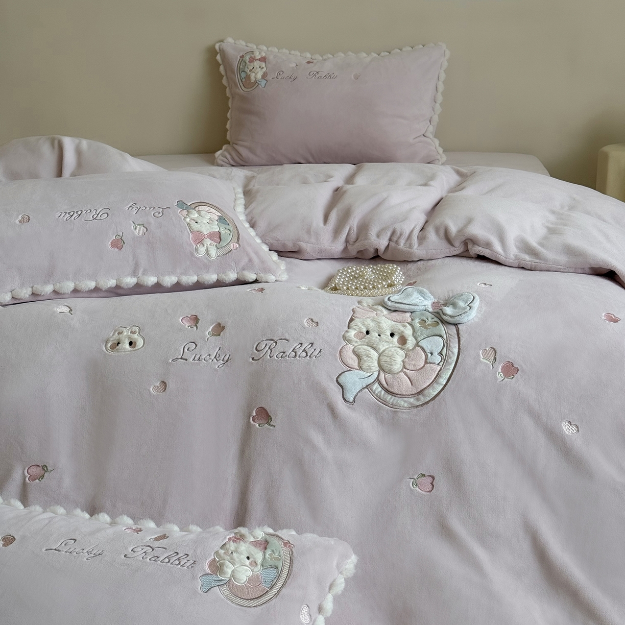 91家纺网 家纺一手货源 找家纺 （总）艾唯希家纺 2025新款超柔高克重牛奶绒贴布绣工艺四件套-可爱兔系列