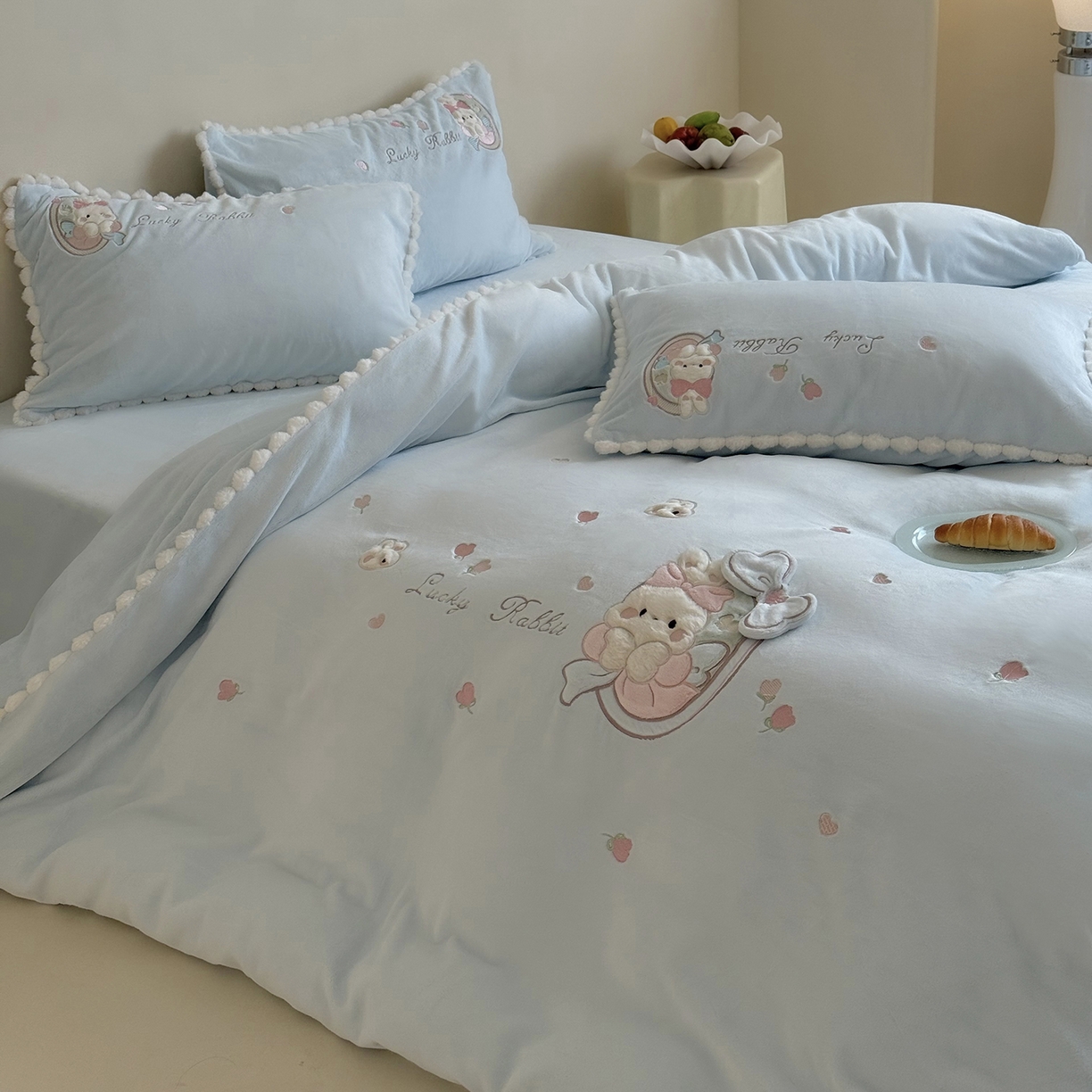 91家纺网 家纺一手货源 找家纺 （总）艾唯希家纺 2025新款超柔高克重牛奶绒贴布绣工艺四件套-可爱兔系列