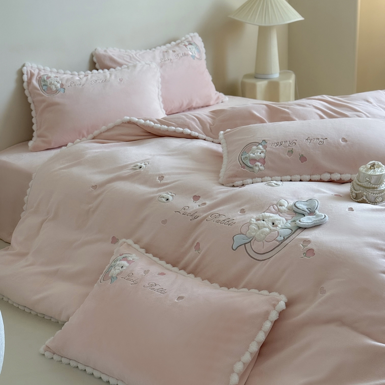 91家纺网 家纺一手货源 找家纺 （总）艾唯希家纺 2025新款超柔高克重牛奶绒贴布绣工艺四件套-可爱兔系列