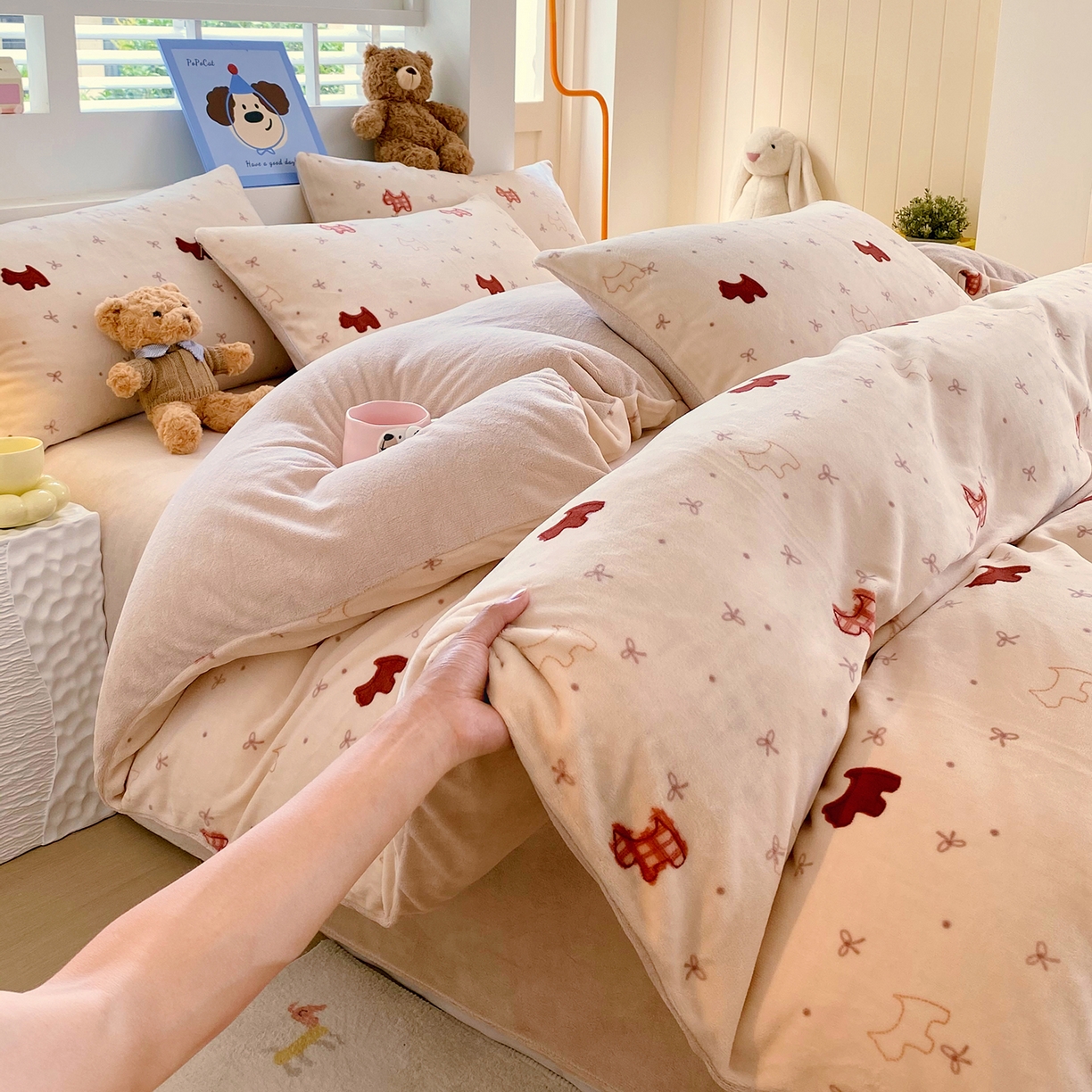 91家纺网 家纺一手货源 找家纺 悦织湾家纺 2025新款高克重牛奶绒印花四件套床单床笠轻奢时尚床上用品三四件套被套 奶油小狗