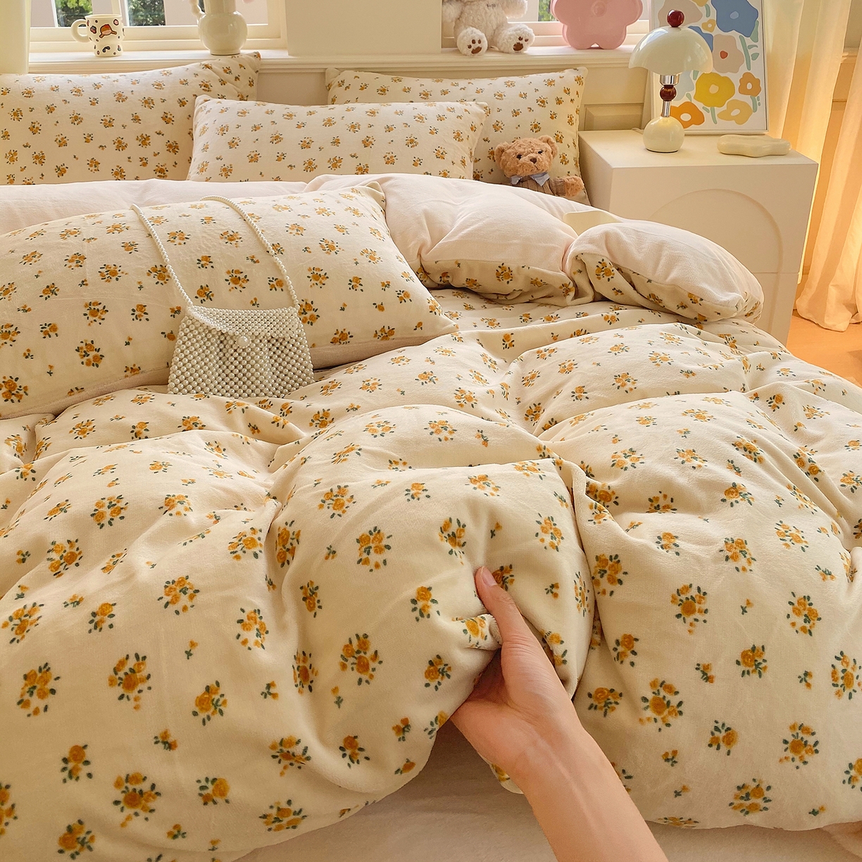 91家纺网 家纺一手货源 找家纺 悦织湾家纺 2025新款高克重牛奶绒印花四件套床单床笠轻奢时尚床上用品三四件套被套 田园小花