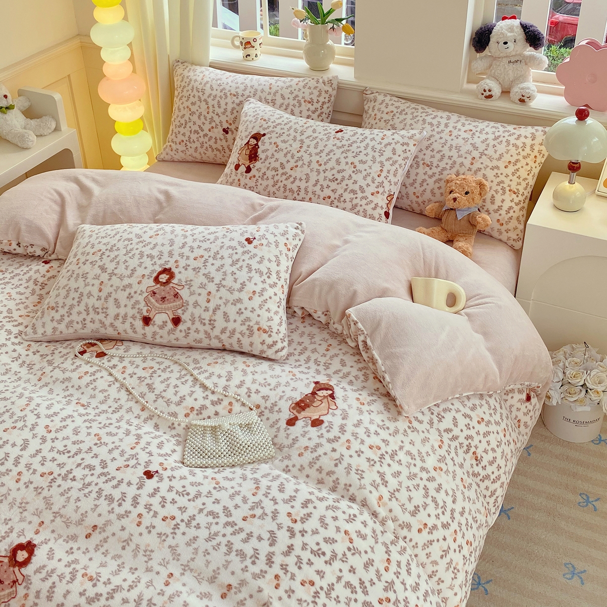 91家纺网 家纺一手货源 找家纺 悦织湾家纺 2025新款高克重牛奶绒印花四件套床单床笠轻奢时尚床上用品三四件套被套 甜美女孩