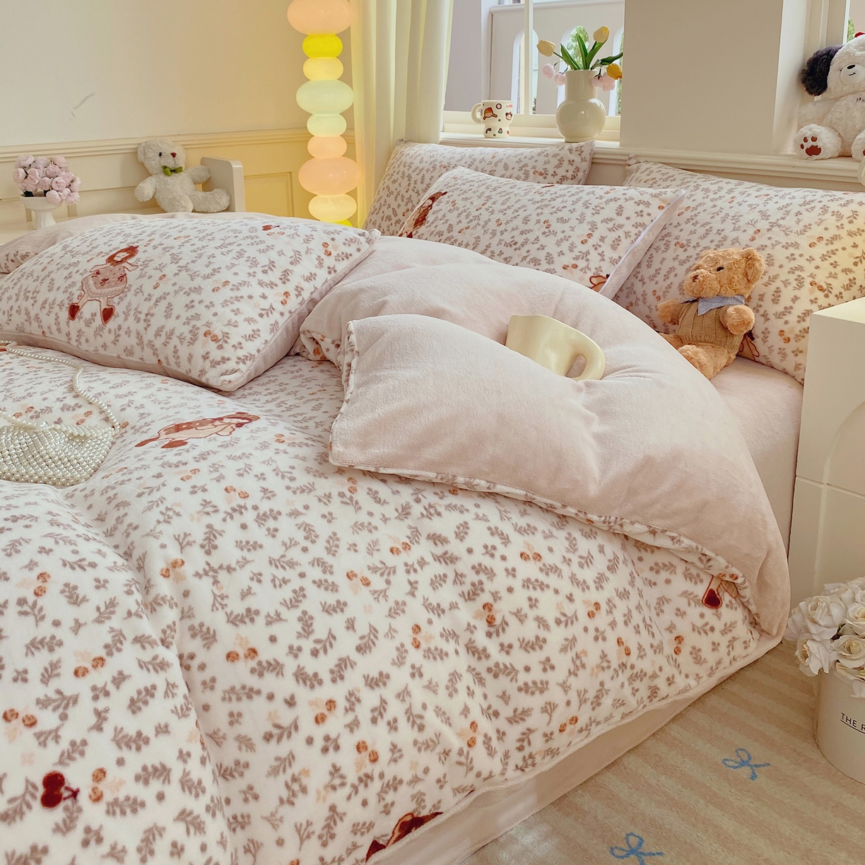 91家纺网 家纺一手货源 找家纺 悦织湾家纺 2025新款高克重牛奶绒印花四件套床单床笠轻奢时尚床上用品三四件套被套 甜美女孩