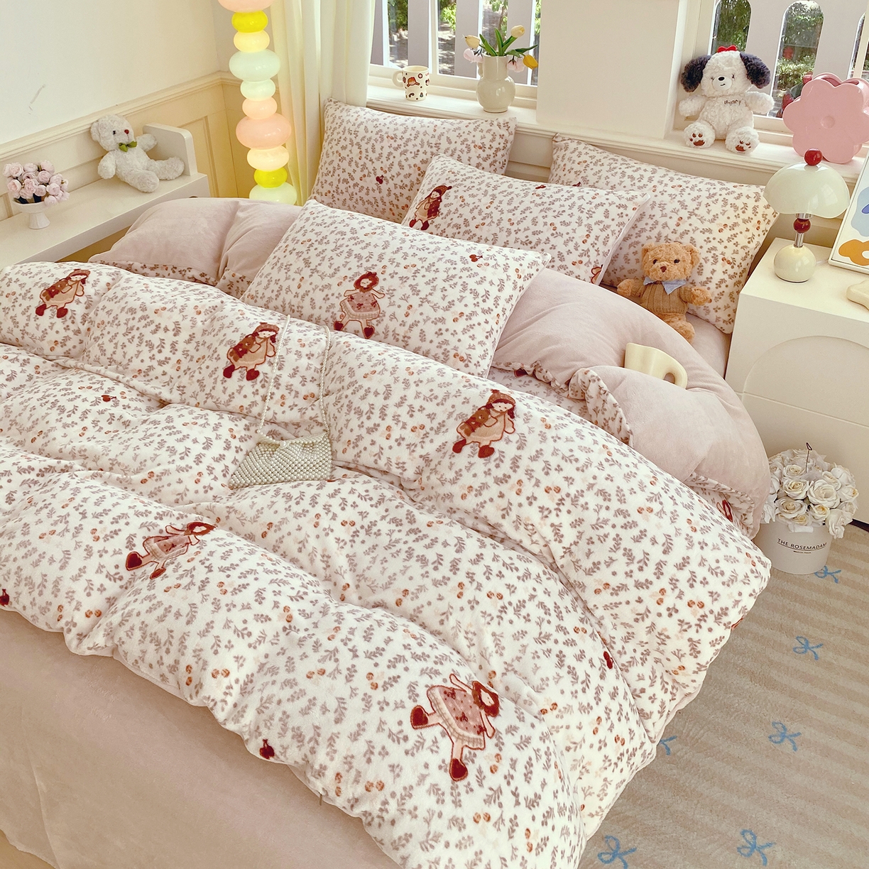 91家纺网 家纺一手货源 找家纺 悦织湾家纺 2025新款高克重牛奶绒印花四件套床单床笠轻奢时尚床上用品三四件套被套 甜美女孩