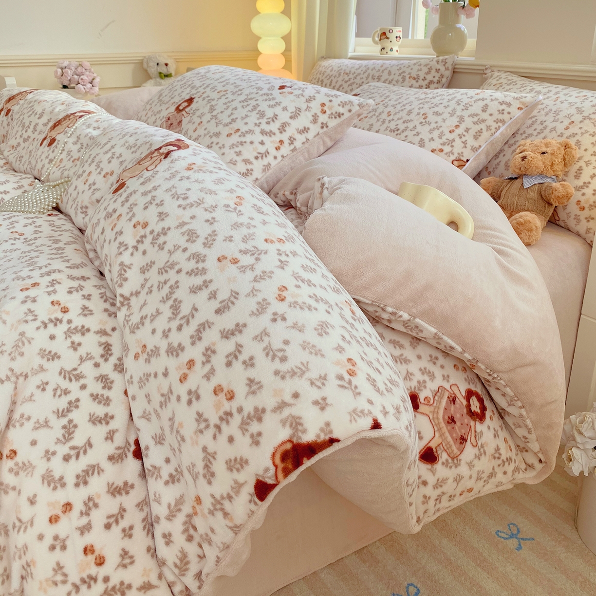 91家纺网 家纺一手货源 找家纺 悦织湾家纺 2025新款高克重牛奶绒印花四件套床单床笠轻奢时尚床上用品三四件套被套 甜美女孩