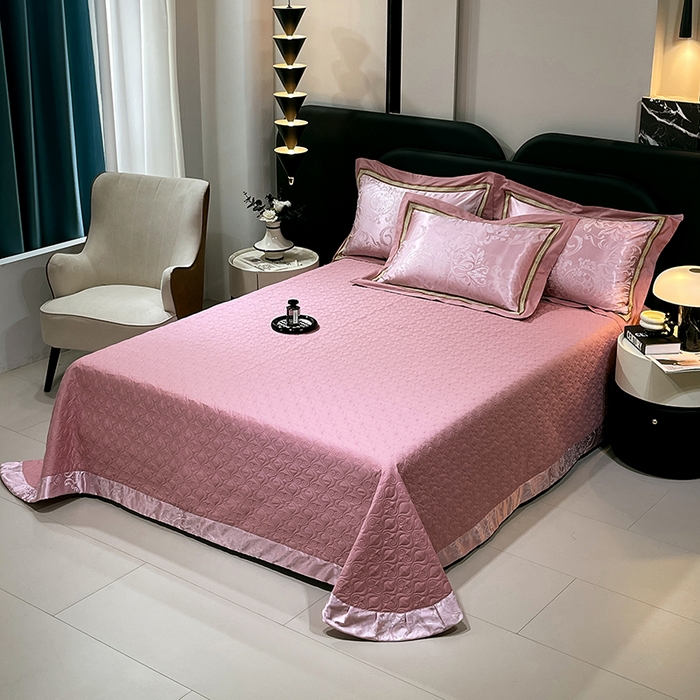 91家纺网 家纺一手货源 找家纺 小时代家纺 2025新款纯棉贡缎提花夹棉床盖四件套 豪华经典-豆沙