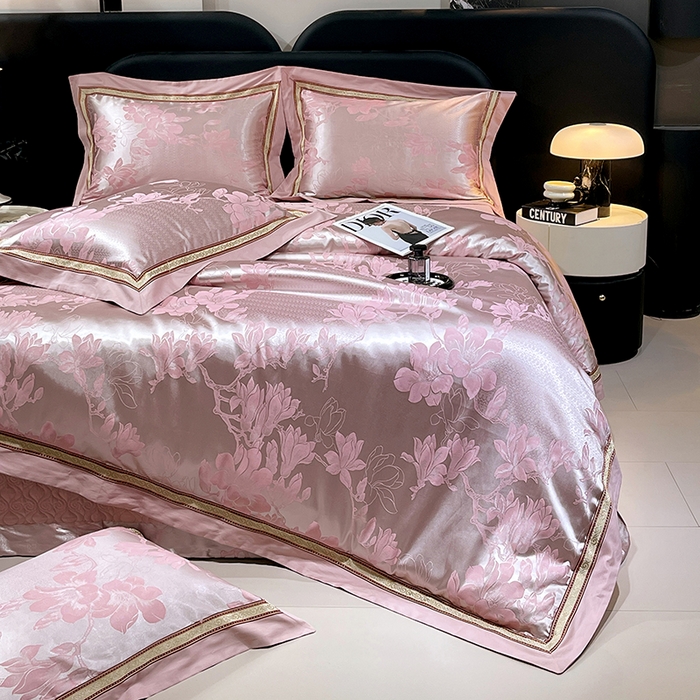 91家纺网 家纺一手货源 找家纺 小时代家纺 2025新款纯棉贡缎提花夹棉床盖四件套 华贵佳人-银粉