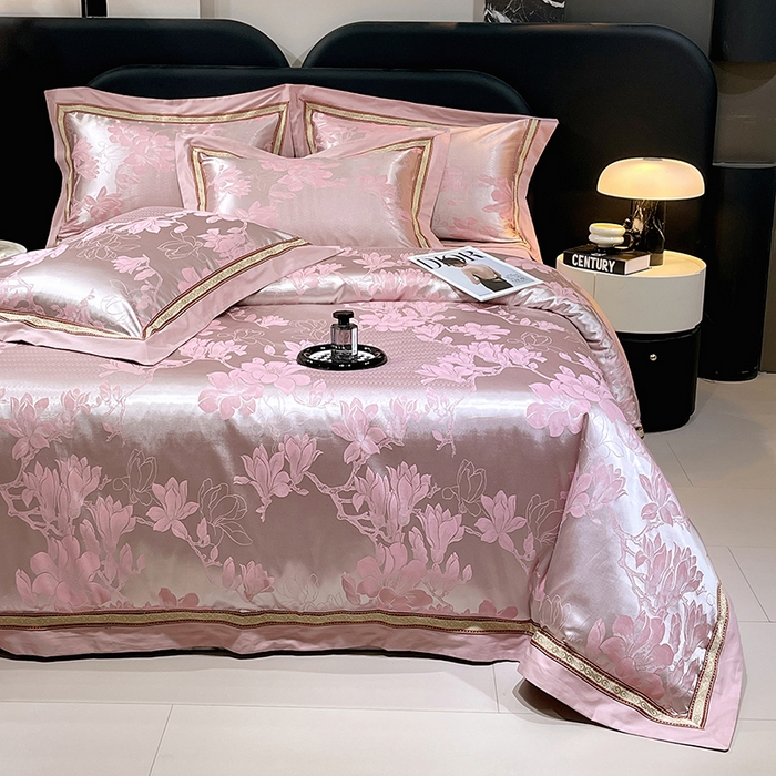 91家纺网 家纺一手货源 找家纺 小时代家纺 2025新款纯棉贡缎提花夹棉床盖四件套 华贵佳人-银粉