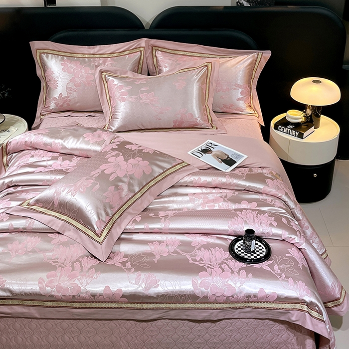 91家纺网 家纺一手货源 找家纺 小时代家纺 2025新款纯棉贡缎提花夹棉床盖四件套 华贵佳人-银粉