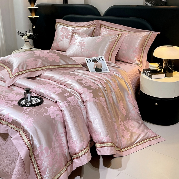 91家纺网 家纺一手货源 找家纺 小时代家纺 2025新款纯棉贡缎提花夹棉床盖四件套 华贵佳人-银粉