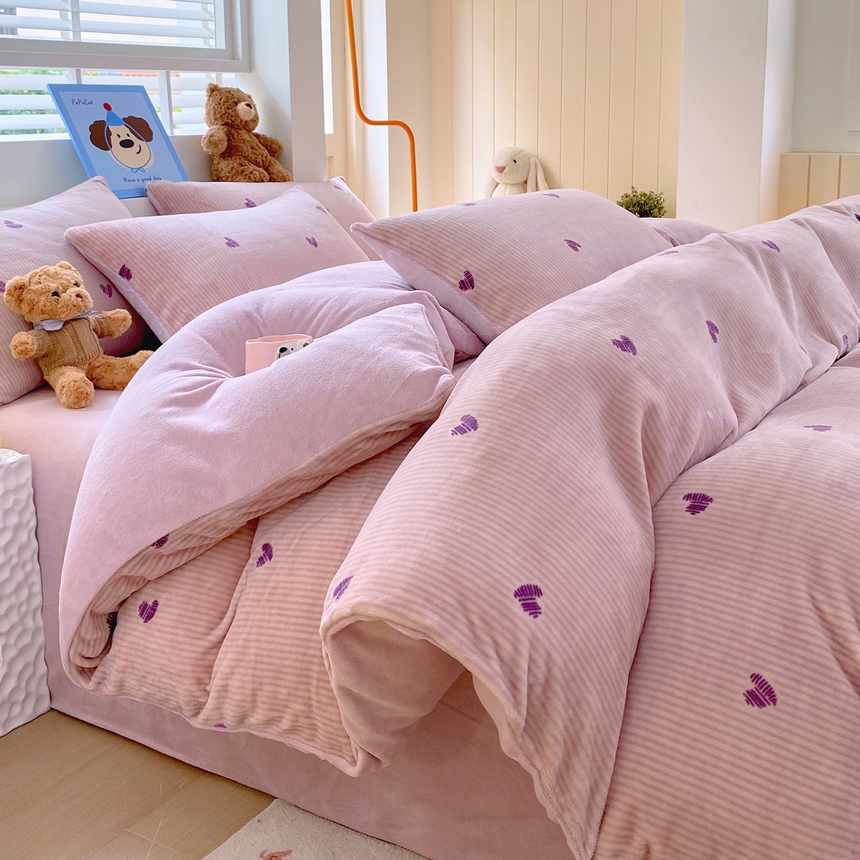 91家纺网 家纺一手货源 找家纺 悦织湾家纺 2025新款高克重牛奶绒印花四件套床单床笠轻奢时尚床上用品三四件套被套 条纹爱心