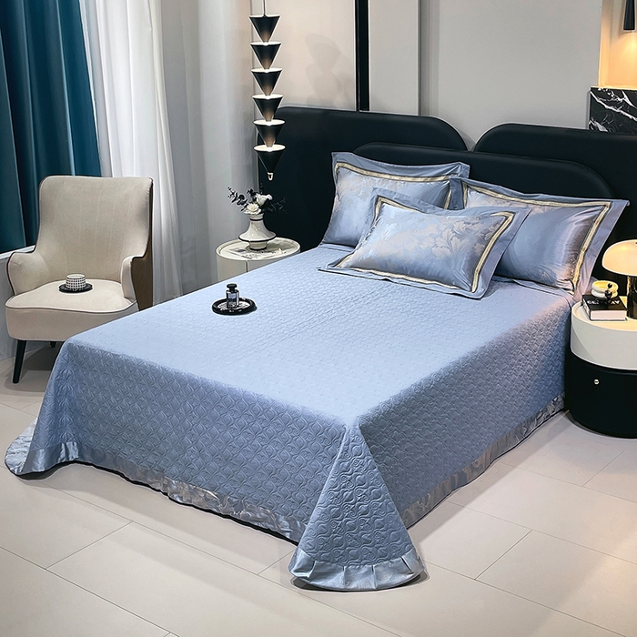 91家纺网 家纺一手货源 找家纺 小时代家纺 2025新款纯棉贡缎提花夹棉床盖四件套 逸彩飞扬-兰灰