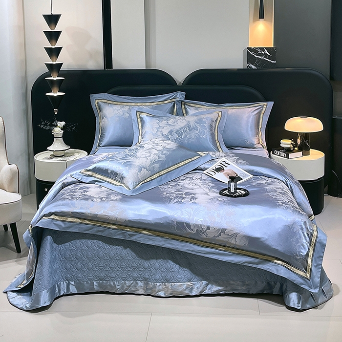 91家纺网 家纺一手货源 找家纺 小时代家纺 2025新款纯棉贡缎提花夹棉床盖四件套 逸彩飞扬-兰灰