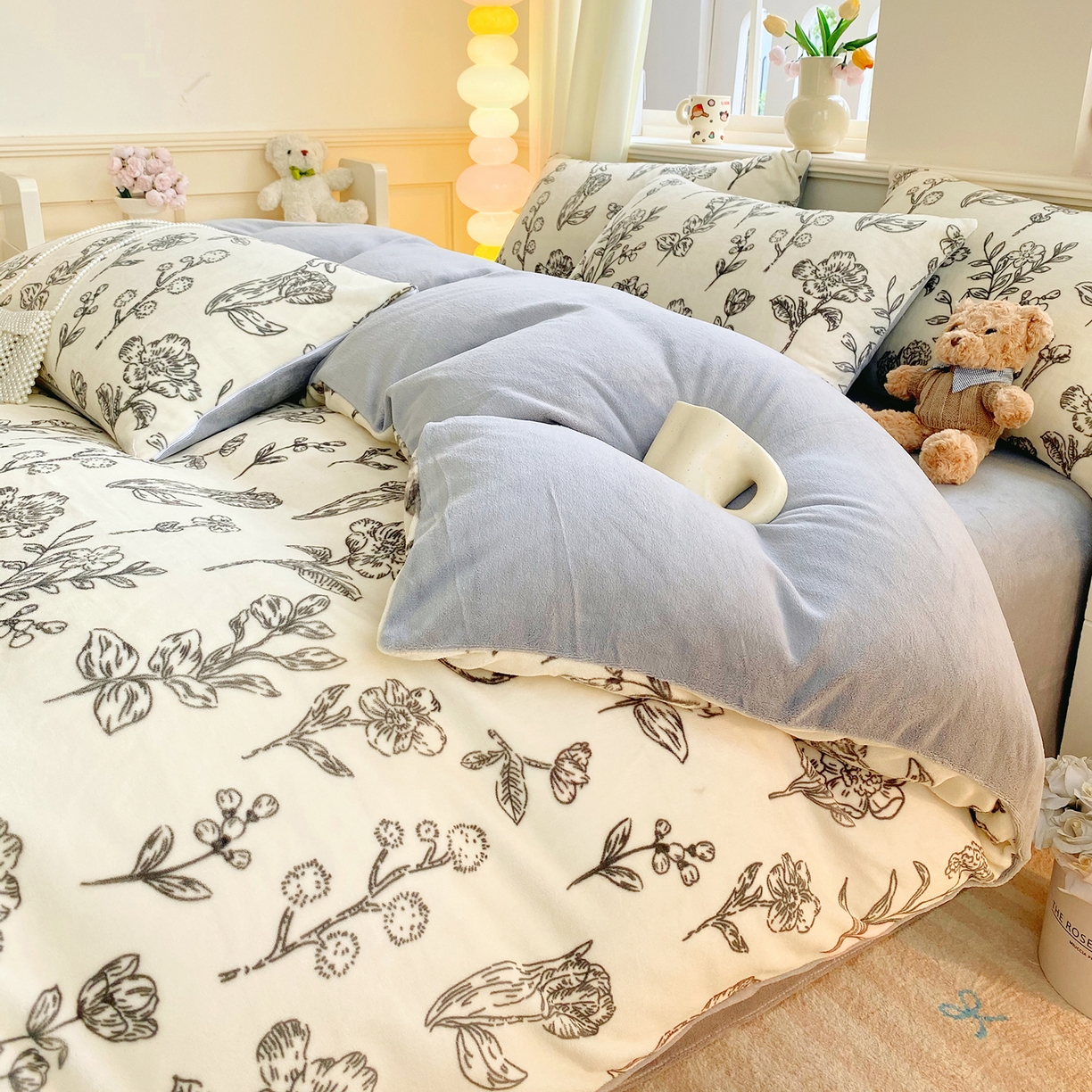 91家纺网 家纺一手货源 找家纺 悦织湾家纺 2025新款高克重牛奶绒印花四件套床单床笠轻奢时尚床上用品三四件套被套 兔斯基