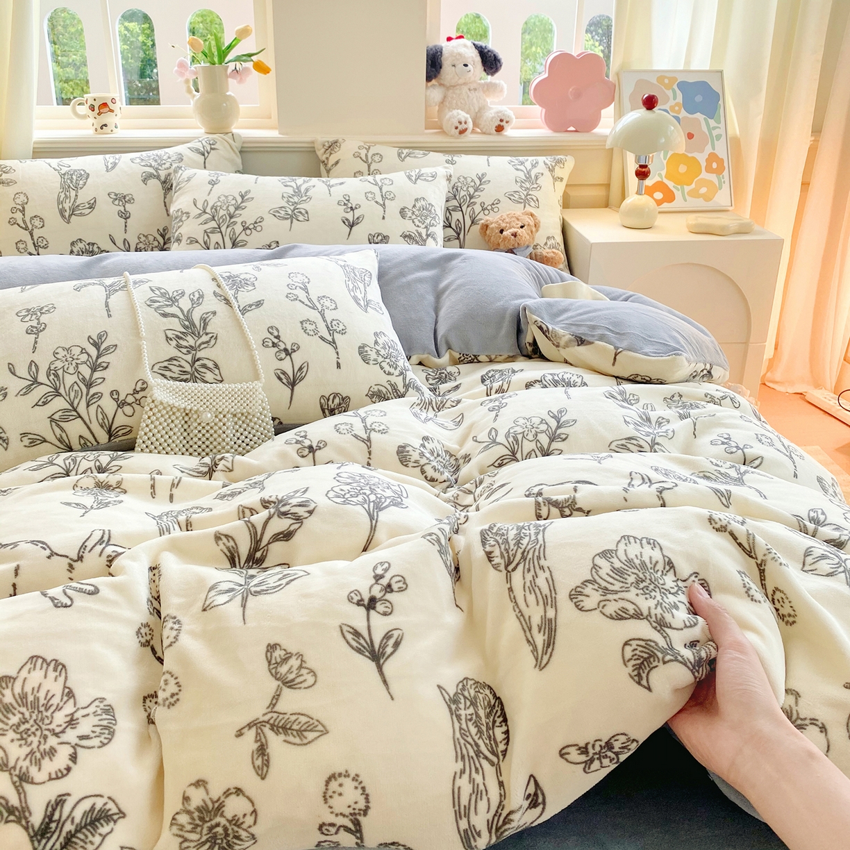 91家纺网 家纺一手货源 找家纺 悦织湾家纺 2025新款高克重牛奶绒印花四件套床单床笠轻奢时尚床上用品三四件套被套 兔斯基
