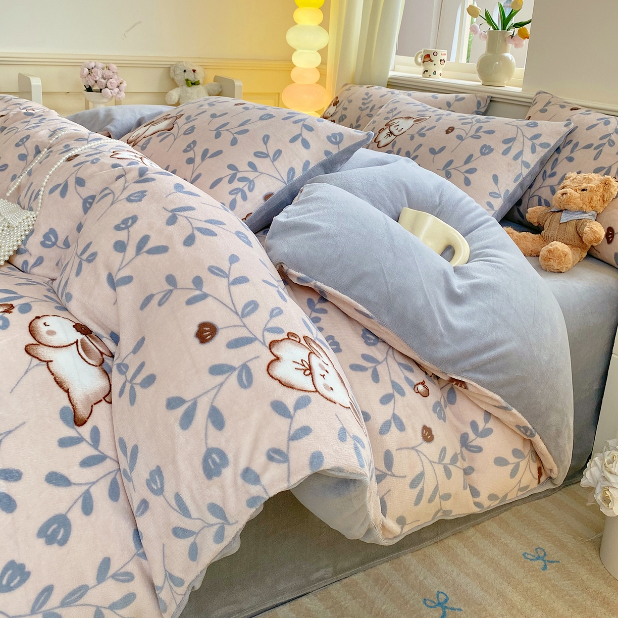 91家纺网 家纺一手货源 找家纺 悦织湾家纺 2025新款高克重牛奶绒印花四件套床单床笠轻奢时尚床上用品三四件套被套 叶子萌兔