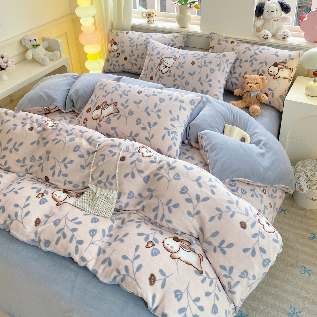 91家纺网 家纺一手货源 找家纺 悦织湾家纺 2025新款高克重牛奶绒印花四件套床单床笠轻奢时尚床上用品三四件套被套 叶子萌兔