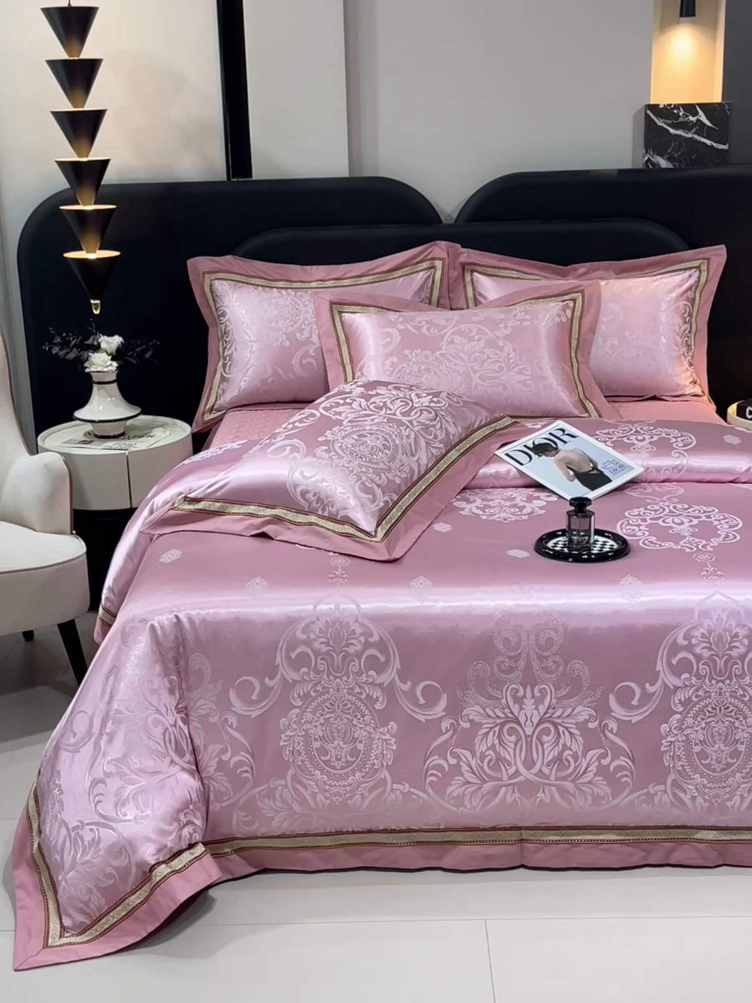 91家纺网 家纺一手货源 找家纺 小时代家纺 2025新款纯棉贡缎提花夹棉床盖四件套 豪华经典-豆沙