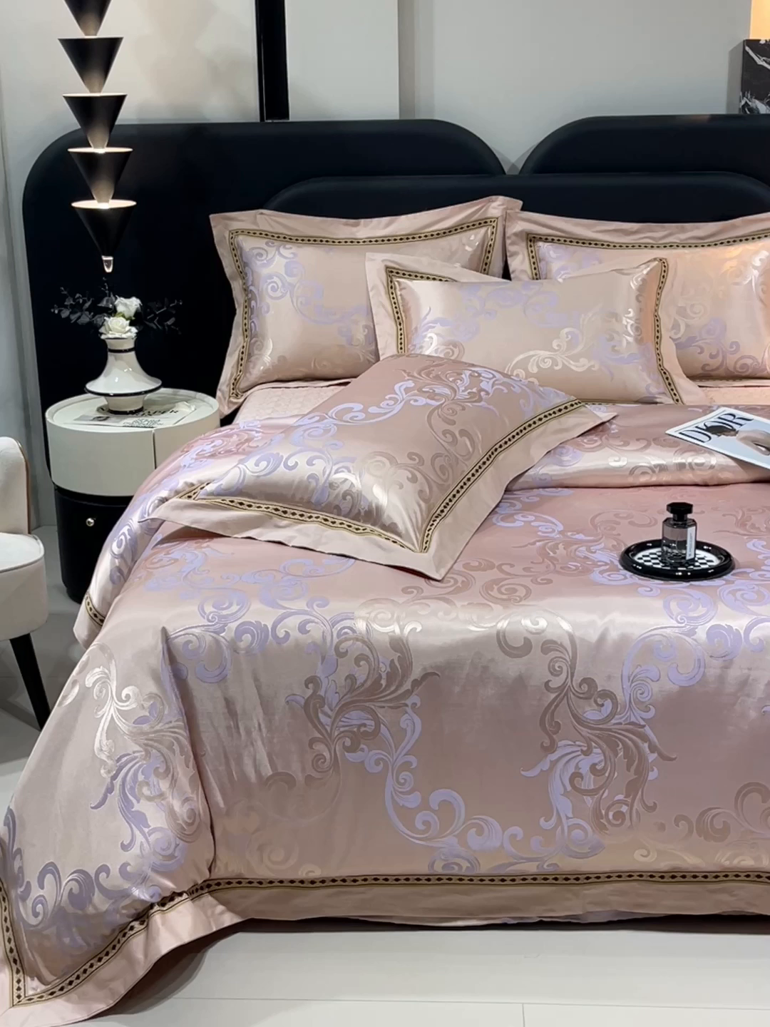 91家纺网 家纺一手货源 找家纺 小时代家纺 2025新款纯棉贡缎提花夹棉床盖四件套 豪华经典-灰金