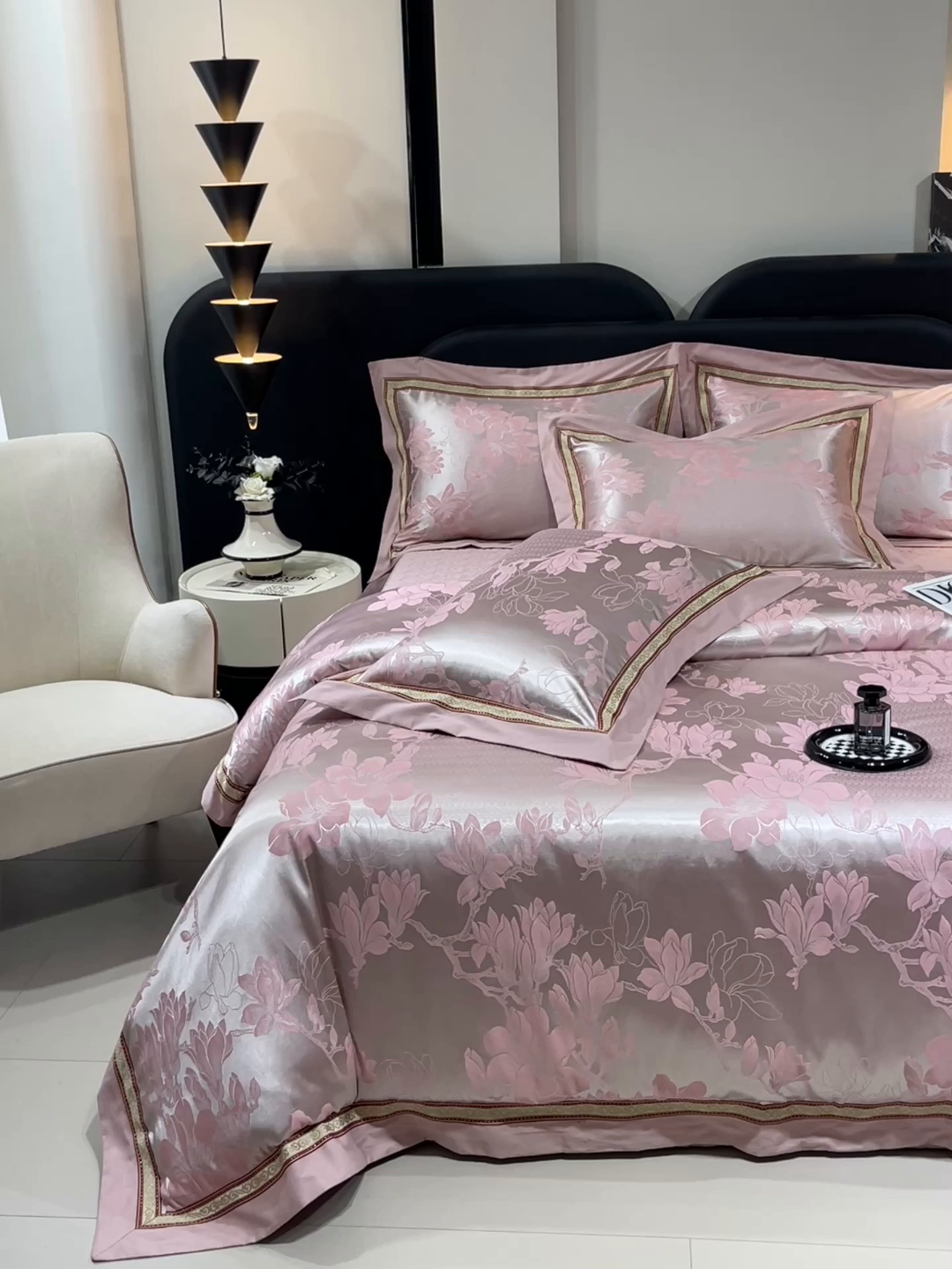 91家纺网 家纺一手货源 找家纺 小时代家纺 2025新款纯棉贡缎提花夹棉床盖四件套 华贵佳人-银粉