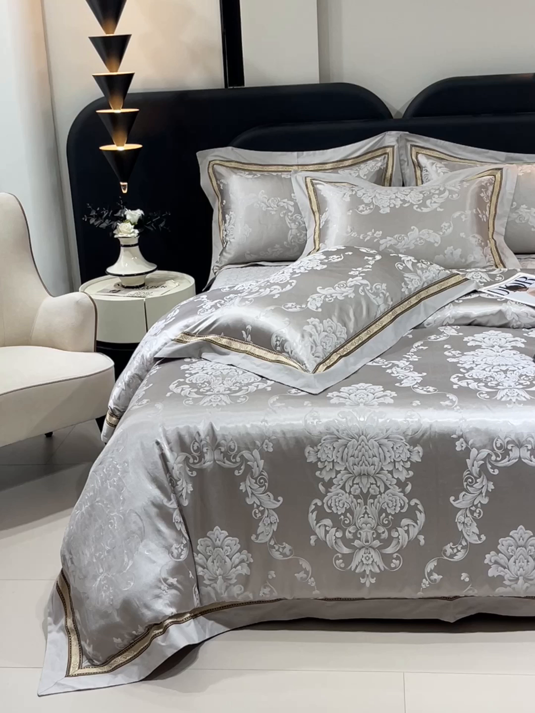 91家纺网 家纺一手货源 找家纺 小时代家纺 2025新款纯棉贡缎提花夹棉床盖四件套 维尼斯-浅灰