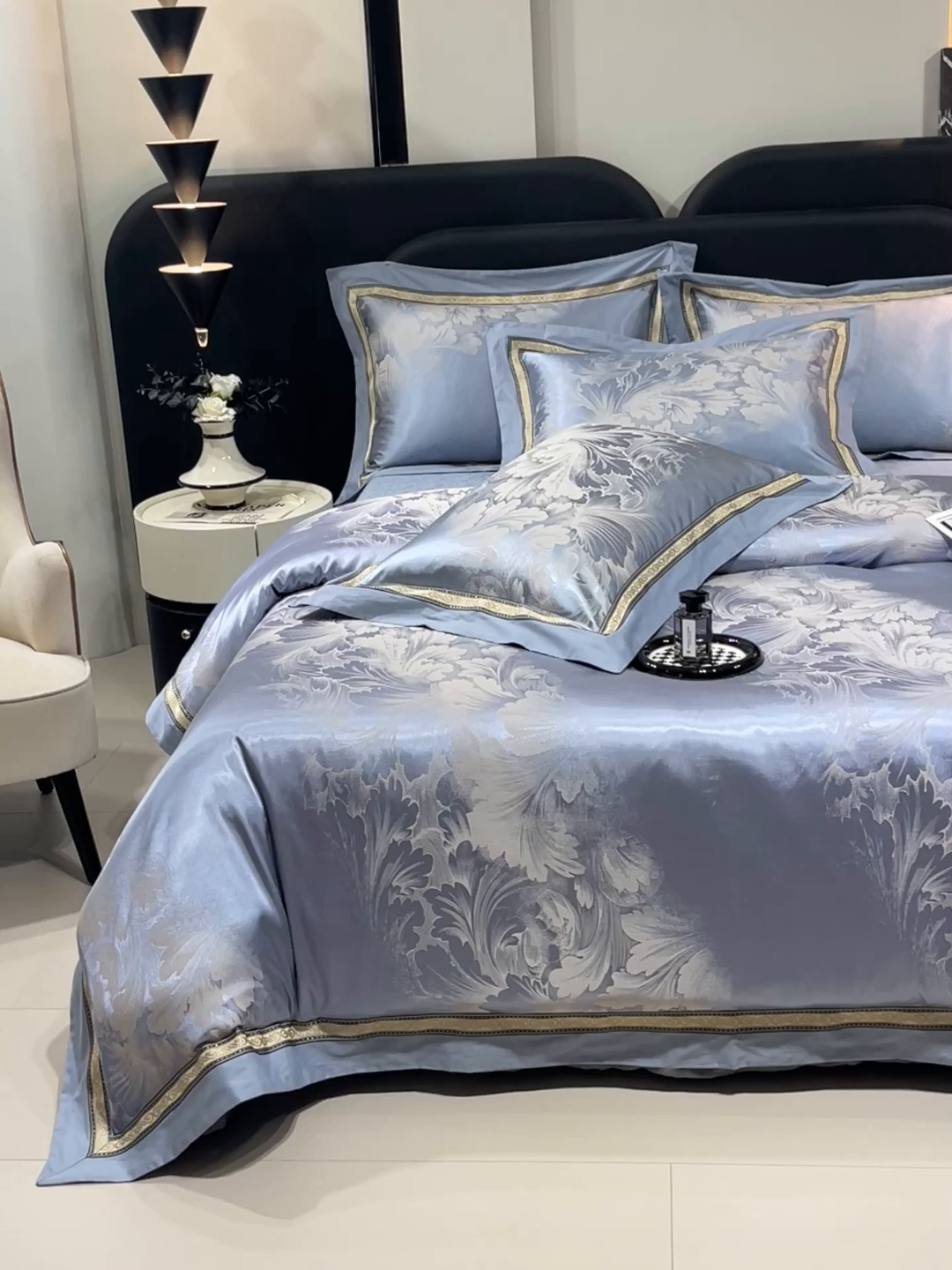 91家纺网 家纺一手货源 找家纺 小时代家纺 2025新款纯棉贡缎提花夹棉床盖四件套 逸彩飞扬-兰灰