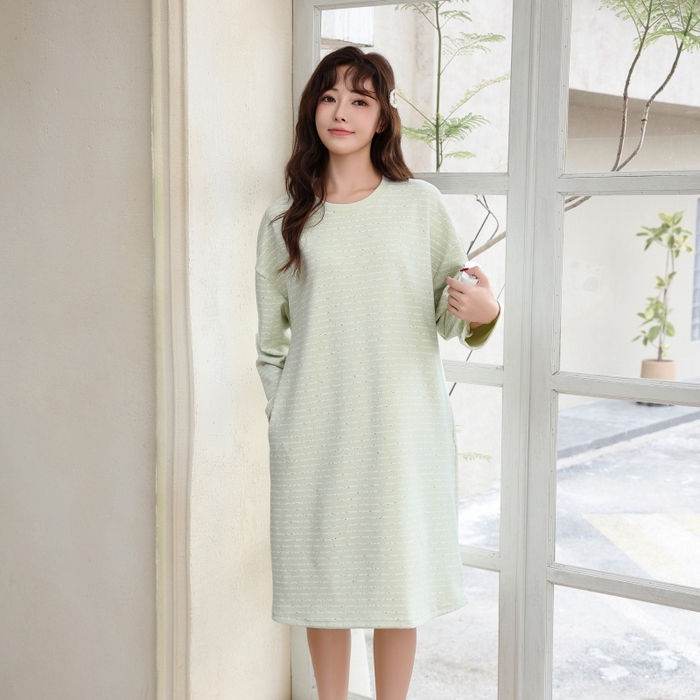 91家纺网 家纺一手货源 找家纺 洛兰沙家居馆 只代发德绒加厚300克春秋新款女款套头居家睡裙休闲宽松家居服 绿