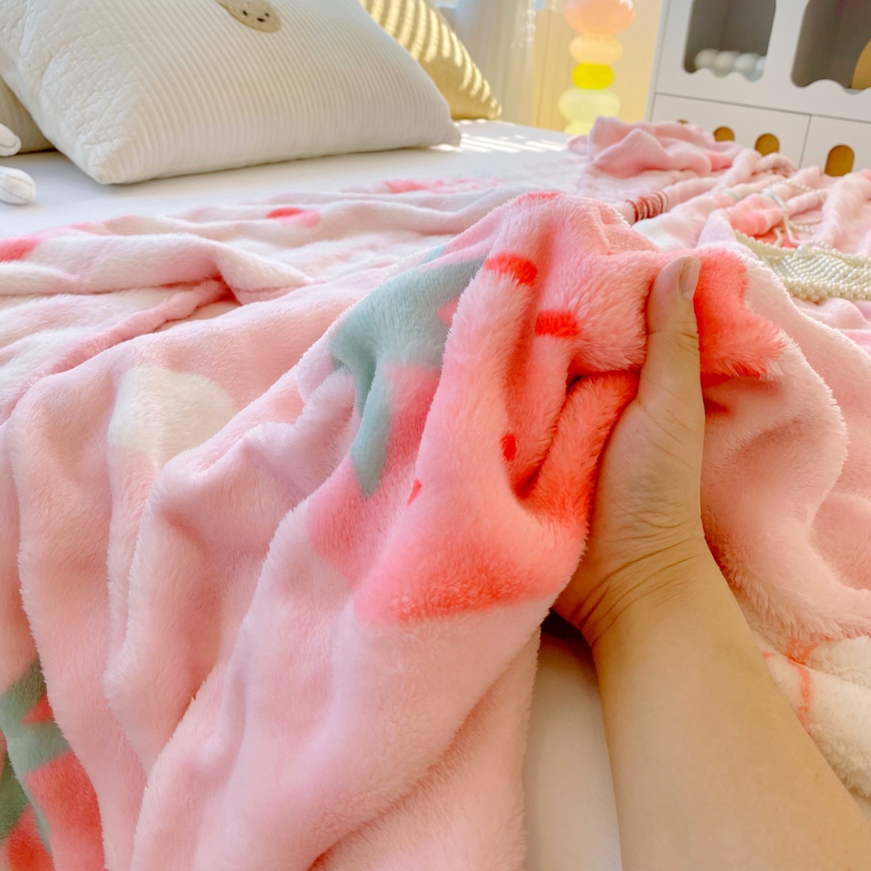91家纺网 家纺一手货源 找家纺 悦织湾家纺 2025新款炫彩仿兔毛绒泡泡绒牛奶绒法兰绒毛毯休闲毯沙发盖毯跨境外贸出口专供 草莓兔