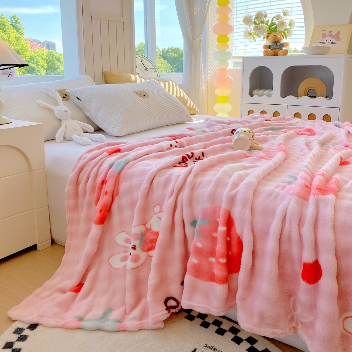 91家纺网 家纺一手货源 找家纺 悦织湾家纺 2025新款炫彩仿兔毛绒泡泡绒牛奶绒法兰绒毛毯休闲毯沙发盖毯跨境外贸出口专供 草莓兔