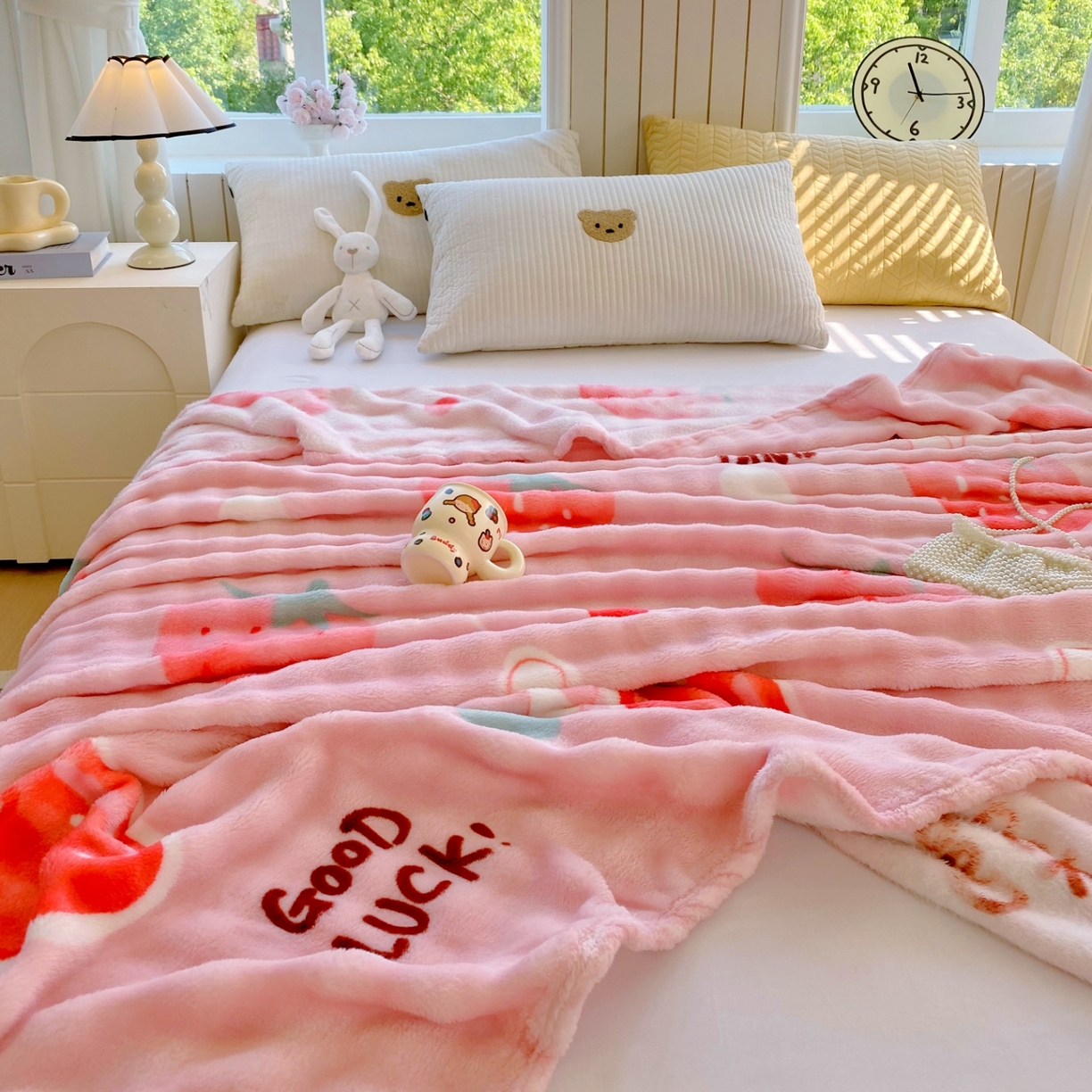 91家纺网 家纺一手货源 找家纺 悦织湾家纺 2025新款炫彩仿兔毛绒泡泡绒牛奶绒法兰绒毛毯休闲毯沙发盖毯跨境外贸出口专供 草莓兔