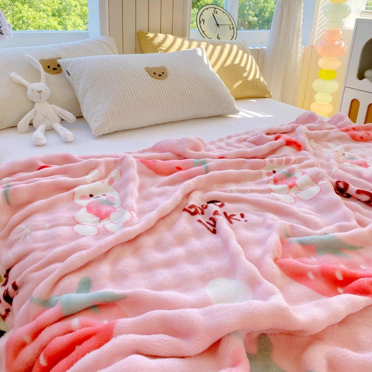 91家纺网 家纺一手货源 找家纺 悦织湾家纺 2025新款炫彩仿兔毛绒泡泡绒牛奶绒法兰绒毛毯休闲毯沙发盖毯跨境外贸出口专供 草莓兔