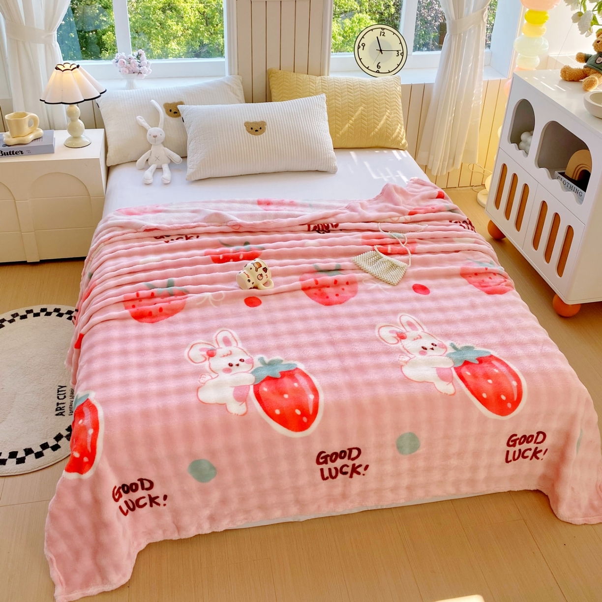 91家纺网 家纺一手货源 找家纺 悦织湾家纺 2025新款炫彩仿兔毛绒泡泡绒牛奶绒法兰绒毛毯休闲毯沙发盖毯跨境外贸出口专供 草莓兔