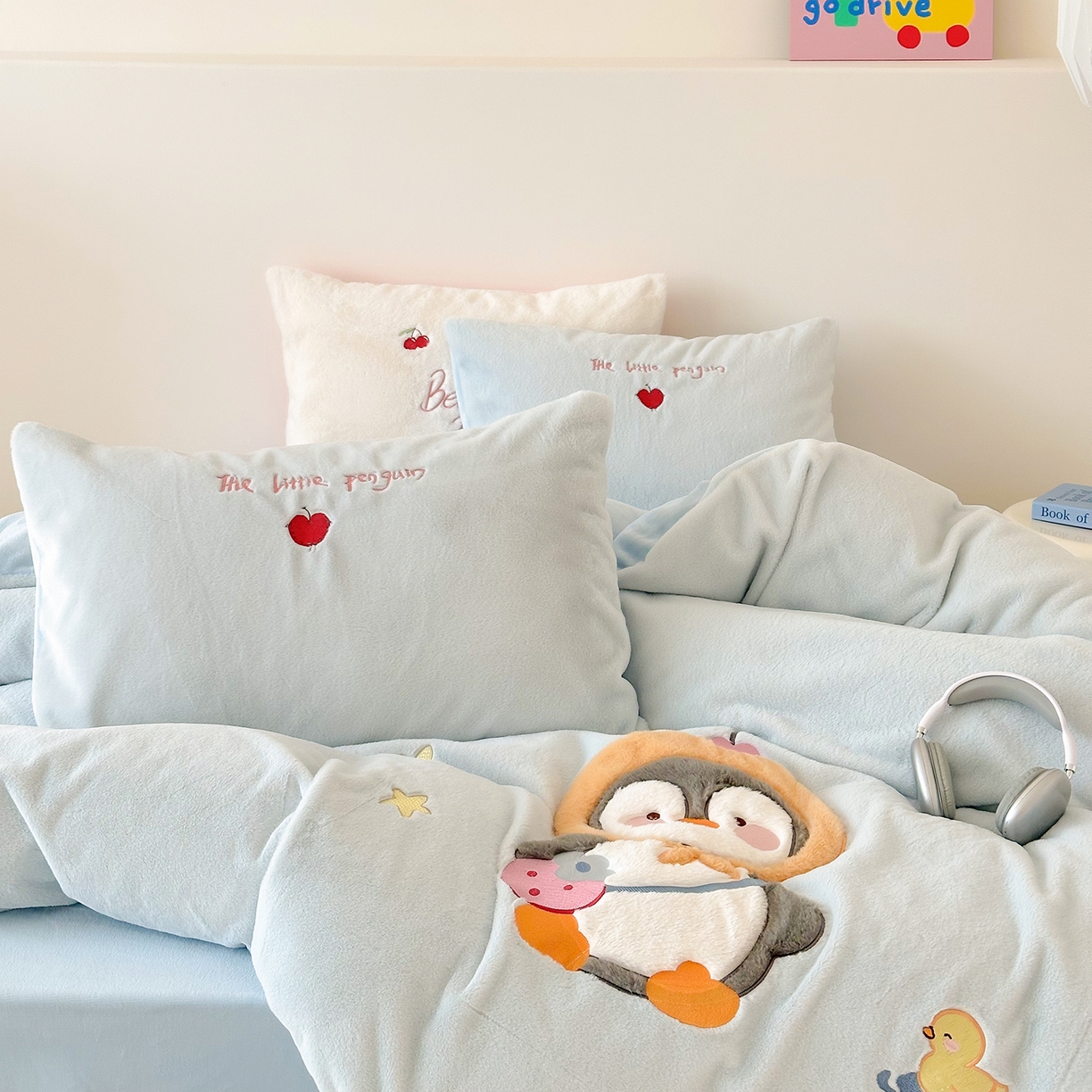 91家纺网 家纺一手货源 找家纺 色鬼布艺高端家居主号 2025新款兔毛绒牛奶绒四件套系列 快乐企鹅