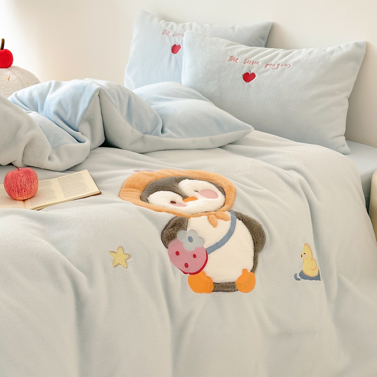 91家纺网 家纺一手货源 找家纺 色鬼布艺高端家居主号 2025新款兔毛绒牛奶绒四件套系列 快乐企鹅