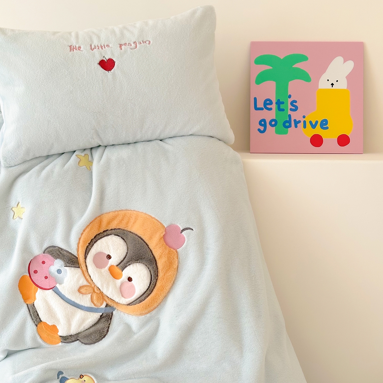 91家纺网 家纺一手货源 找家纺 色鬼布艺高端家居主号 2025新款兔毛绒牛奶绒四件套系列 快乐企鹅