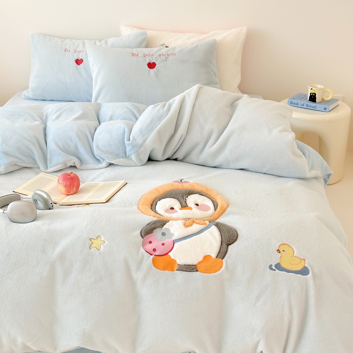 91家纺网 家纺一手货源 找家纺 色鬼布艺高端家居主号 2025新款兔毛绒牛奶绒四件套系列 快乐企鹅