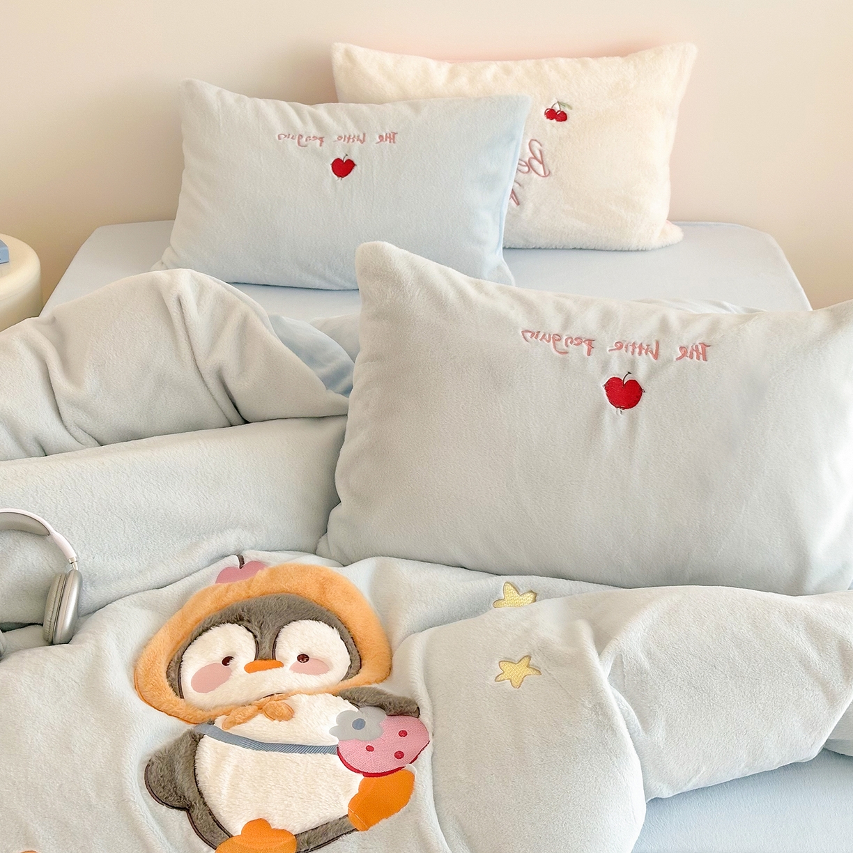 91家纺网 家纺一手货源 找家纺 色鬼布艺高端家居主号 2025新款兔毛绒牛奶绒四件套系列 快乐企鹅