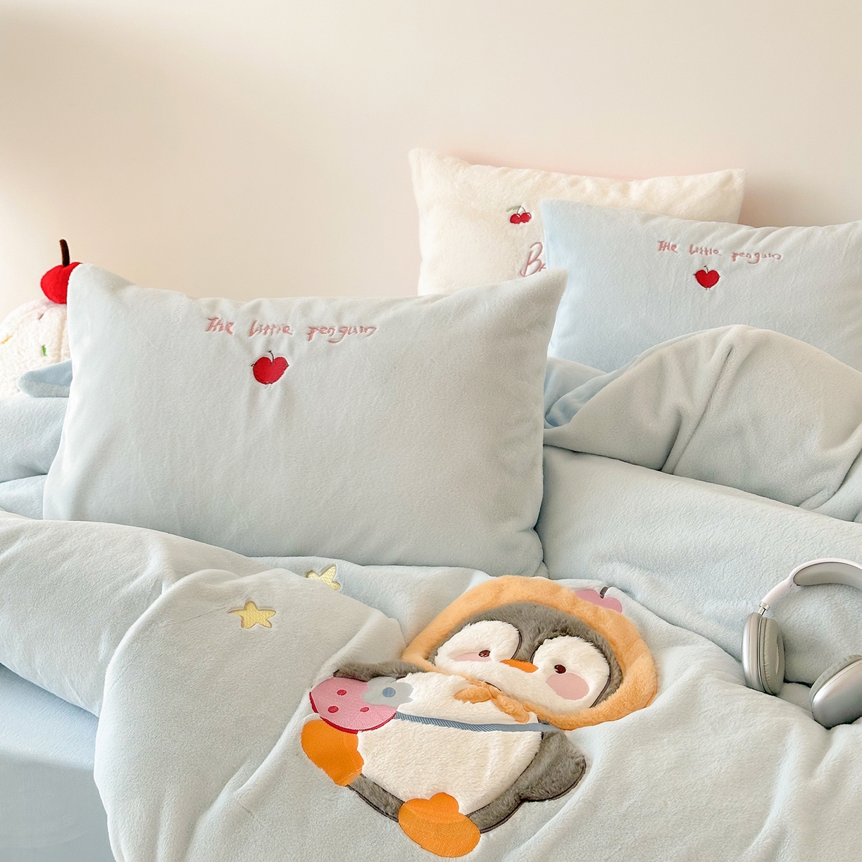 91家纺网 家纺一手货源 找家纺 色鬼布艺高端家居主号 2025新款兔毛绒牛奶绒四件套系列 快乐企鹅