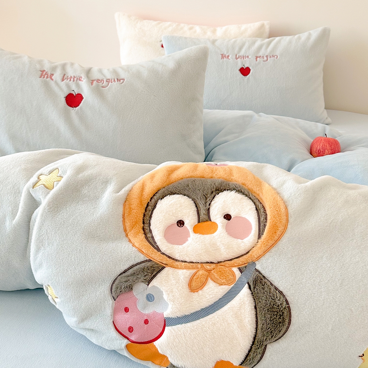 91家纺网 家纺一手货源 找家纺 色鬼布艺高端家居主号 2025新款兔毛绒牛奶绒四件套系列 快乐企鹅